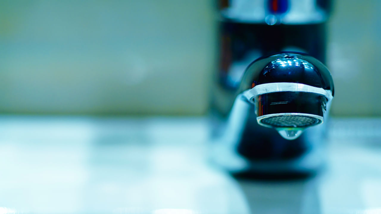 Chrome kitchen tap with running water in a blurred close-up, pointing to taps running dry again and reliable water for life in Joburg and Pretoria.